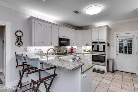 Kitchen - 407 Daniel Dr, Brandon, MS 39047 photo 1 of 6