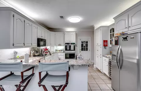 Kitchen - 407 Daniel Dr, Brandon, MS 39047 photo 3 of 6