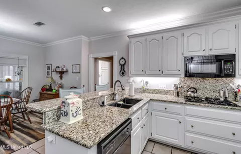 Kitchen - 407 Daniel Dr, Brandon, MS 39047 photo 6 of 6
