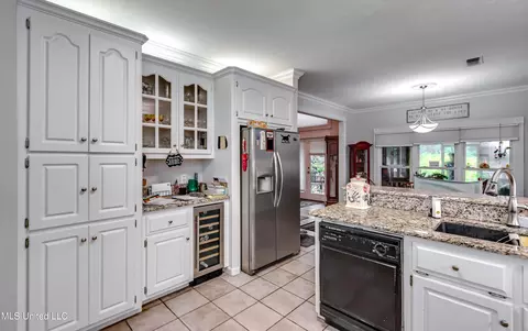 Kitchen - 407 Daniel Dr, Brandon, MS 39047 photo 5 of 6