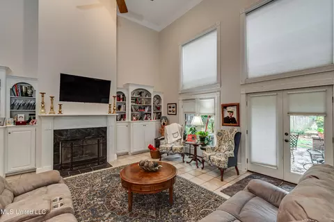 Living - 407 Daniel Dr, Brandon, MS 39047 photo 2 of 3