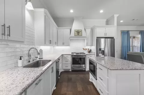 Kitchen - 118 Hampton Ln, Madison, MS 39110 photo 2 of 2