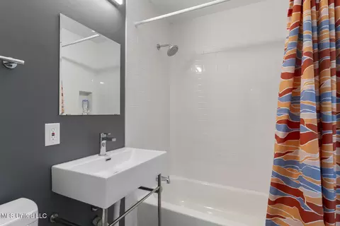 Bath - 3950 Eastline Dr, Jackson, MS 39211 photo 5 of 5