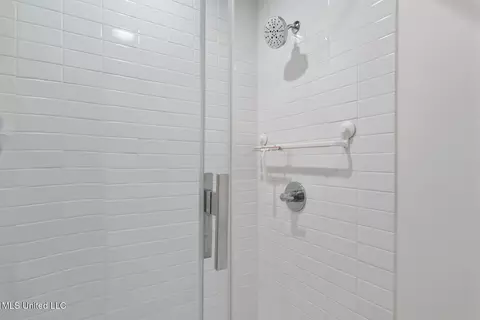Bath - 3950 Eastline Dr, Jackson, MS 39211 photo 2 of 5