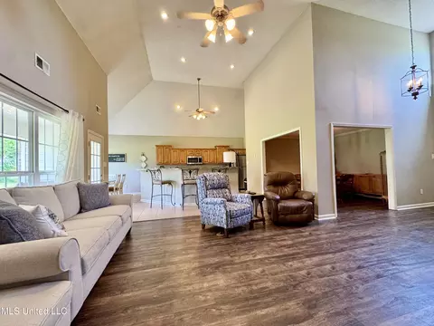 Living - 107 Masters Dr, Senatobia, MS 38668 photo 4 of 5