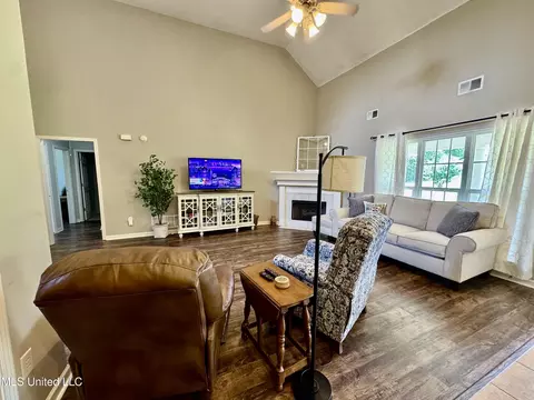 Living - 107 Masters Dr, Senatobia, MS 38668 photo 5 of 5