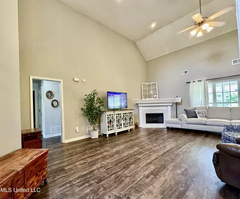 Living - 107 Masters Dr, Senatobia, MS 38668 photo 1 of 5