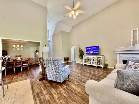 Living - 107 Masters Dr, Senatobia, MS 38668 photo 3 of 5