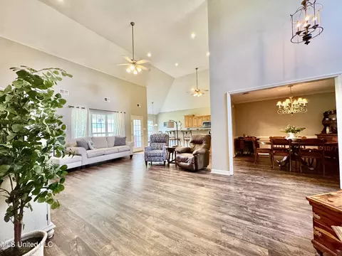 Living - 107 Masters Dr, Senatobia, MS 38668 photo 2 of 5