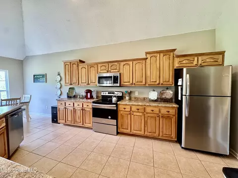 Kitchen - 107 Masters Dr, Senatobia, MS 38668 photo 2 of 4