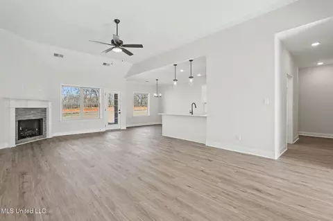 Living - 2545 Scott Meadows Ln, Hernando, MS 38632 photo 2 of 3