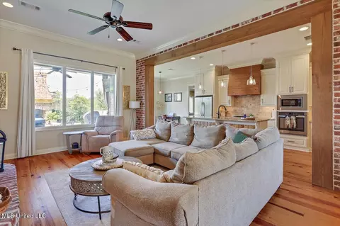 Living - 109 Claiborne St, Madison, MS 39110 photo 1 of 4