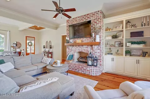 Living - 109 Claiborne St, Madison, MS 39110 photo 2 of 4