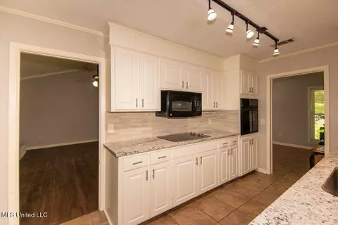 Kitchen - 60 Summit Ridge Dr, Brandon, MS 39042 photo 2 of 2