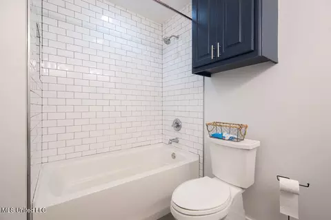 Bath - 60 Summit Ridge Dr, Brandon, MS 39042 photo 2 of 4
