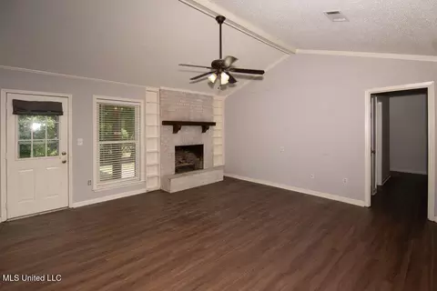 Living - 60 Summit Ridge Dr, Brandon, MS 39042 photo 3 of 5