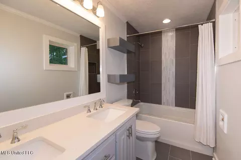 Bath - 60 Summit Ridge Dr, Brandon, MS 39042 photo 1 of 4