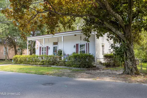 1204 Porter Ave, Ocean Springs, MS 39564