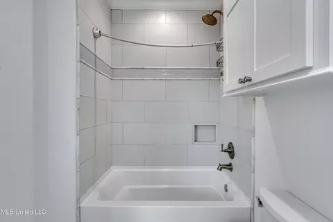 Bath - 215 Chestnut Spring Rd, Flora, MS 39071 photo 8 of 9