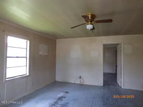 Living - 16 Minor St, Natchez, MS 39120 photo 4 of 4