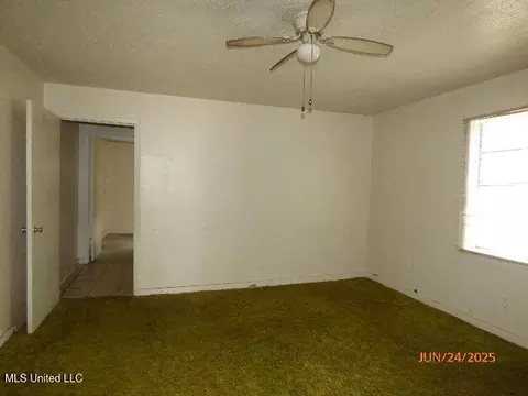 Living - 16 Minor St, Natchez, MS 39120 photo 2 of 4
