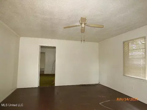 Living - 16 Minor St, Natchez, MS 39120 photo 1 of 4