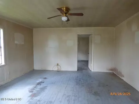 Living - 16 Minor St, Natchez, MS 39120 photo 3 of 4