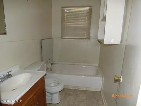 Bath - 16 Minor St, Natchez, MS 39120 photo 1 of 2