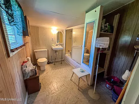 Bath - 3655 Brand Una Rd, West Point, MS 39773 photo 1 of 1