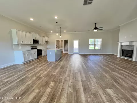 Living - 2134 Scott Meadows Ln, Hernando, MS 38632 photo 1 of 2