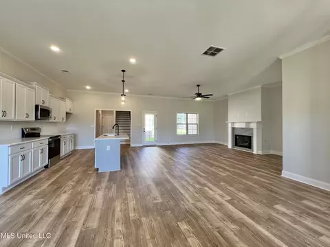 Living - 2134 Scott Meadows Ln, Hernando, MS 38632 photo 2 of 2
