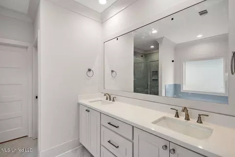 Bath - 208 Azure Dr, Canton, MS 39046 photo 5 of 8