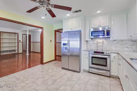 Kitchen - 168 S Eagle Ridge Dr, Florence, MS 39073 photo 2 of 3