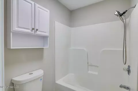 Bath - 110 Windchase Dr, Brandon, MS 39042 photo 2 of 3