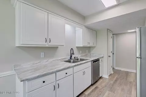 Kitchen - 110 Windchase Dr, Brandon, MS 39042 photo 1 of 4