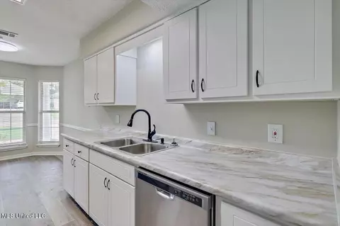 Kitchen - 110 Windchase Dr, Brandon, MS 39042 photo 3 of 4