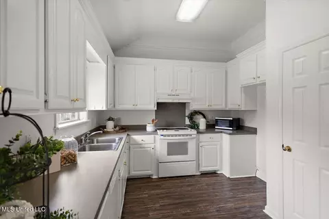 Kitchen - 204 Cherry Bark Dr, Brandon, MS 39047 photo 1 of 3