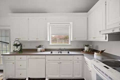 Kitchen - 204 Cherry Bark Dr, Brandon, MS 39047 photo 2 of 3