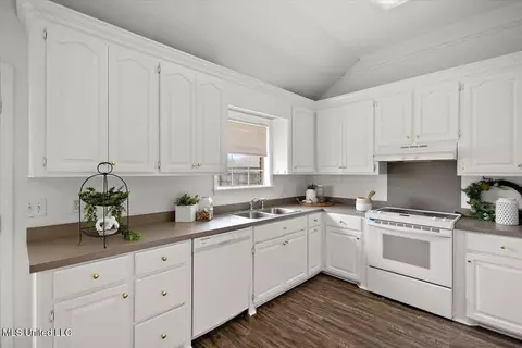 Kitchen - 204 Cherry Bark Dr, Brandon, MS 39047 photo 3 of 3