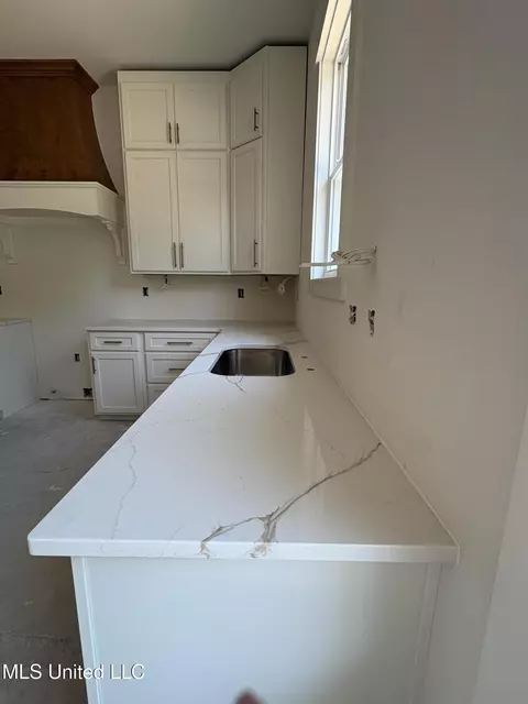 Kitchen - 1558 John Thomas Cv, Hernando, MS 38632 photo 3 of 7