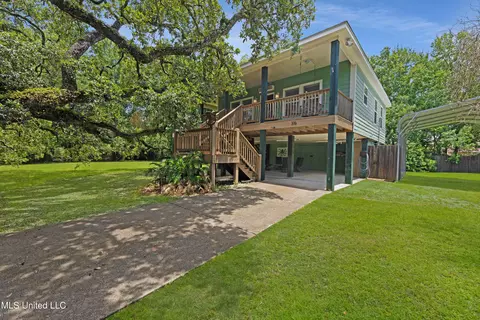 316 Fink St, Waveland, MS 39576