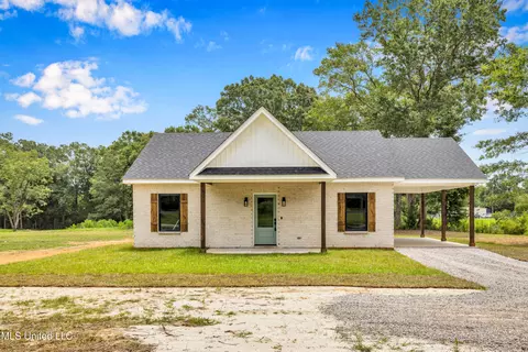 102 6th Ave, Carriere, MS 39426
