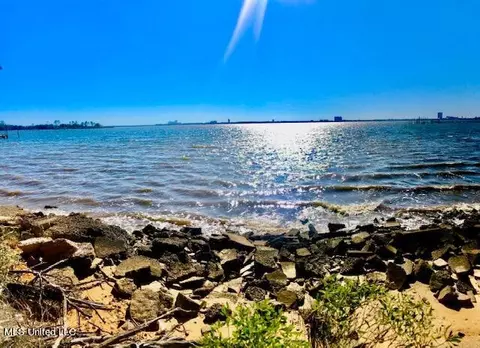 6209 Riviera Dr, Biloxi, MS 39532