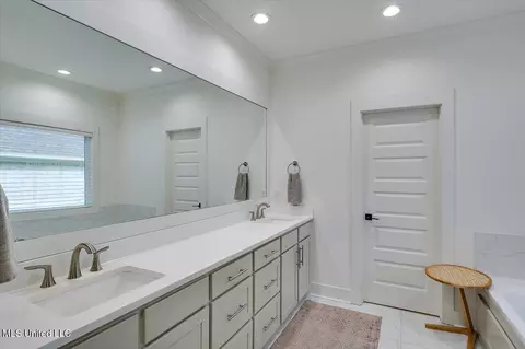 Bath - 156 Shore View Dr, Madison, MS 39110 photo 1 of 4