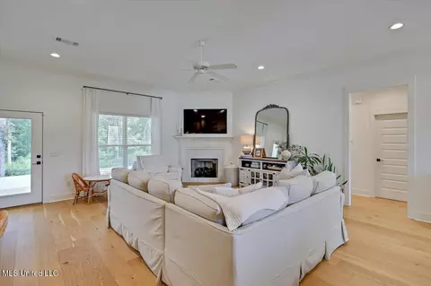 Living - 156 Shore View Dr, Madison, MS 39110 photo 1 of 2