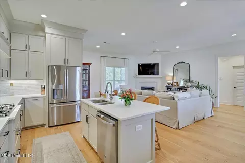 Kitchen - 156 Shore View Dr, Madison, MS 39110 photo 3 of 5