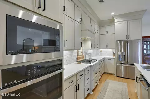 Kitchen - 156 Shore View Dr, Madison, MS 39110 photo 4 of 5