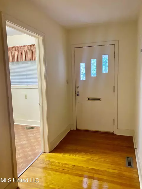 Entry Way - 516 Naples Rd, Jackson, MS 39206 photo 1 of 2