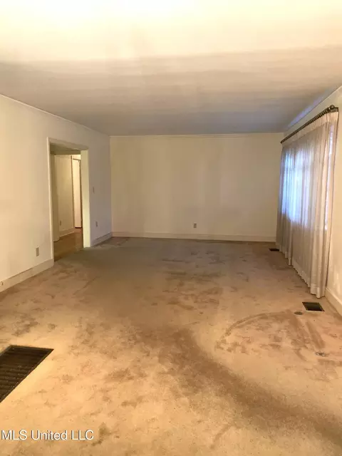Living - 516 Naples Rd, Jackson, MS 39206 photo 2 of 3