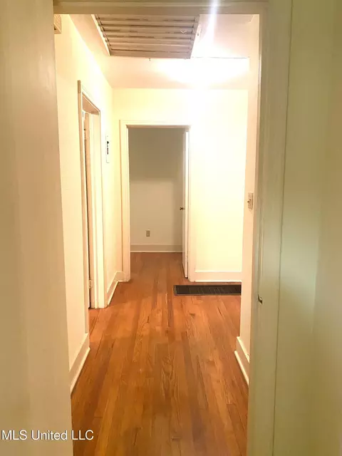Entry Way - 516 Naples Rd, Jackson, MS 39206 photo 2 of 2
